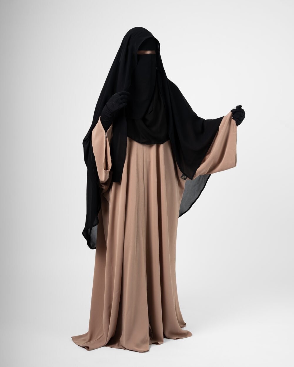 Découvrez notre Khimar Malaisie au style raffiné, conçu pour les femmes en quête de sobriété, d’élégance et de confort. Confectionné dans un tissu ultra léger, fluide et respirant, il offre une coupe ample qui garantit une couvrance optimale tout en restant agréablement léger sur les épaules.
